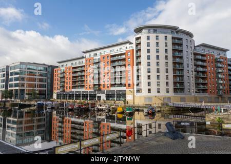 Vue générale de MacKenzie House, Leeds Dock, un complexe mixte avec des commerces, des bureaux et des installations de loisirs au bord de la rivière aire, Leeds, West Yorkshire, Royaume-Uni. Banque D'Images