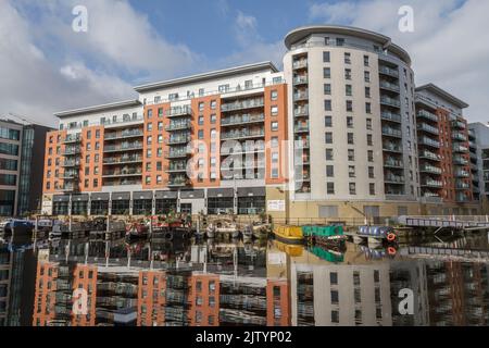 Vue générale de MacKenzie House, Leeds Dock, un complexe mixte avec des commerces, des bureaux et des installations de loisirs au bord de la rivière aire, Leeds, West Yorkshire, Royaume-Uni. Banque D'Images