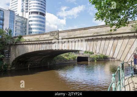 Le pont de Neville Street au-dessus de la rivière aire, avec Bridgewater place derrière, Leeds, West Yorkshire, Royaume-Uni. Banque D'Images