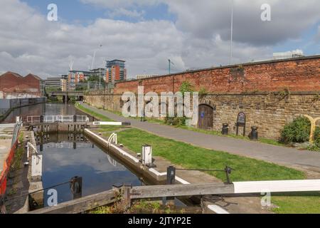 Vue générale vers l'ouest le long du chemin de halage de la rivière aire à Leeds, West Yorkshire, Royaume-Uni. Banque D'Images