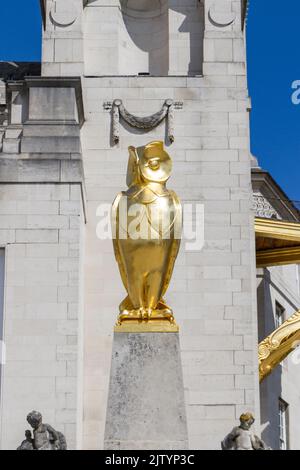 Statue de chouette d'or sur le Leeds Civic Hall, Millenium Square, Leeds, West Yorkshire, Royaume-Uni. Banque D'Images