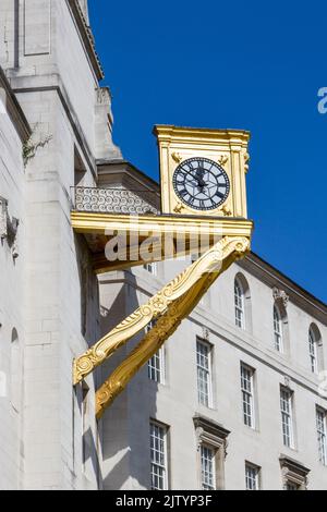 Horloge sur le côté du Leeds Civic Hall, Millenium Square, Leeds, West Yorkshire, Royaume-Uni. Banque D'Images