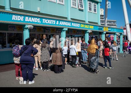 Les gens font la queue pour acheter des billets au parc d'attractions Adventure Island sur le front de mer à Southend-on-Sea dans l'Essex, au Royaume-Uni. Banque D'Images