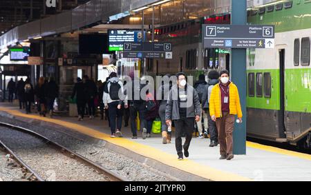 (220902) -- BEIJING, le 2 septembre 2022 (Xinhua) -- les passagers portant un masque facial marchent sur la plate-forme de la gare Union à Toronto, Canada, 4 avril 2022. (Photo de Zou Zheng/Xinhua) Banque D'Images