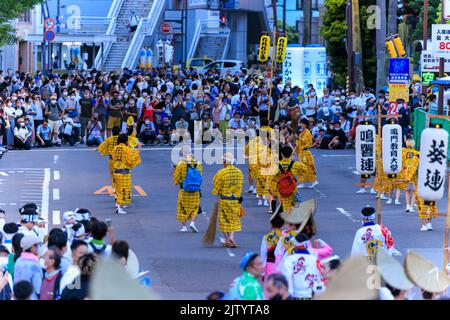 Tokushima, Japon - 12 août 2022 : artistes portant des vêtements jaunes traditionnels au festival de rue d'Amaodori Banque D'Images