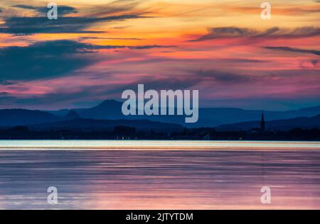 Coucher de soleil sur le Hegau et la ville de Radolfzell sur le lac de Constance avec des couleurs pastel dans le ciel Banque D'Images