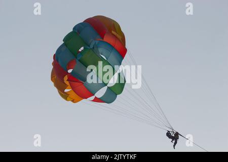 Les peuples faisant du parapente sur la plage de Malpe, Udupi, Karnataka, Inde. Banque D'Images