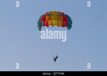 Les peuples faisant du parapente sur la plage de Malpe, Udupi, Karnataka, Inde. Banque D'Images