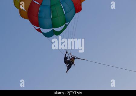 Les peuples faisant du parapente sur la plage de Malpe, Udupi, Karnataka, Inde. Banque D'Images