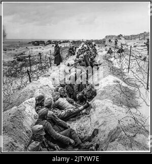 WW2 l'Allemagne nazie les plages de Normandie après le jour J 1944 avec les prisonniers allemands nazis de la guerre après le jour J avec les soldats américains les protégeant avant le transport Seconde Guerre mondiale, au nord de la France Banque D'Images