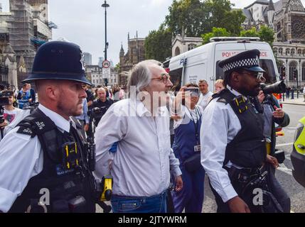 Londres, Angleterre, Royaume-Uni. 2nd septembre 2022. La police arrête un manifestant collé au sol aux portes du Parlement. Extinction les manifestants de la rébellion se sont collés à l'intérieur du Parlement tandis que d'autres se sont enfermés et se sont collés à l'extérieur, exigeant une Assemblée des citoyens. (Credit image: © Vuk Valcic/ZUMA Press Wire) Credit: ZUMA Press, Inc./Alamy Live News Banque D'Images