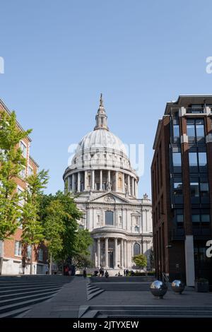 Londres, Royaume-Uni - 26 août 2022 : vue sur la cathédrale Saint-Paul, la cathédrale de l'évêque de Londres, depuis la colline de Pierre, point d'intérêt sélectif. Banque D'Images