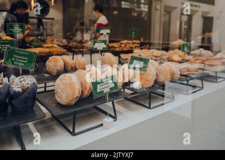 Londres, Royaume-Uni - 26 août 2022 : beignets et gâteaux sur une vitrine du café Mokapot House dans la ville de Londres, le célèbre dist financier de la capitale Banque D'Images