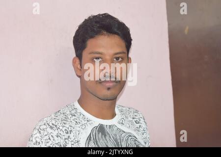 Un indien posant pour la photo à la maison. Banque D'Images