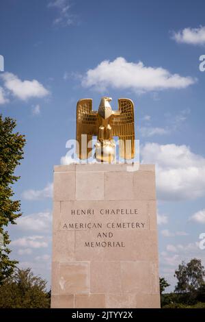 Cimetière et mémorial américain d'Henri-Chapelle, cimetière militaire américain près de Welkenraedt, Wallonie, Belgique. Colonne avec aigle sur la route en face du Banque D'Images