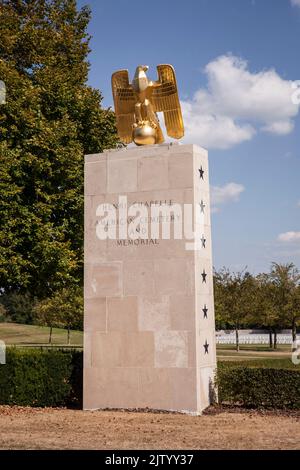 Cimetière et mémorial américain d'Henri-Chapelle, cimetière militaire américain près de Welkenraedt, Wallonie, Belgique. Colonne avec aigle sur la route en face du Banque D'Images