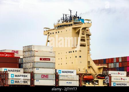 Bateau à conteneurs Maersk Luz dans le port d'outre-mer de Bremerhaven Banque D'Images