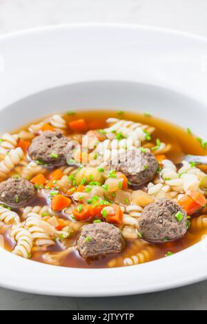 bouillon avec boulettes de foie, carottes et pâtes Banque D'Images