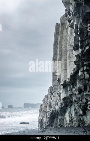 Les colonnes de basalte sur la plage de Reynisfjara, près de Vík Í Myrdal dans le sud de l'Islande Banque D'Images