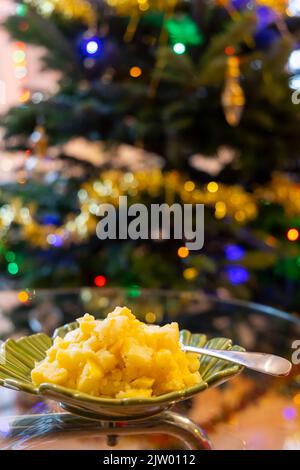 Salade de pommes de terre autrichienne avec arbre de Noël Banque D'Images