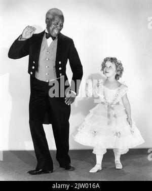 BILL 'BOJANGLES' ROBINSON et SHIRLEY TEMPLE dans LE PETIT COLONEL David BUTLER réalisateur 1935 basé sur l'histoire d'Anne Fellows Johnson costume design William Lambert producteur Buddy G. DeSylva Fox film Corporation Banque D'Images