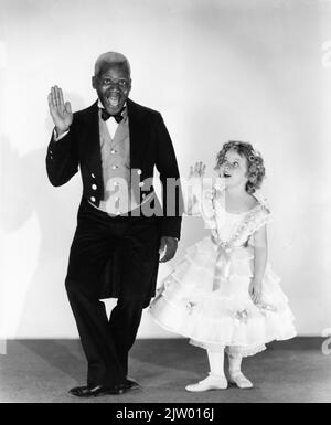 BILL 'BOJANGLES' ROBINSON et SHIRLEY TEMPLE dans LE PETIT COLONEL David BUTLER réalisateur 1935 basé sur l'histoire d'Anne Fellows Johnson costume design William Lambert producteur Buddy G. DeSylva Fox film Corporation Banque D'Images