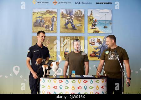 Irpin, Ukraine. 01st septembre 2022. Le président ukrainien Volodymyr Zelenskyy, au centre, lors d'un événement pour le nouveau timbre-poste en l'honneur de Patrón, le chien qui a renifleur la bombe, est parti, lors d'une cérémonie à l'école secondaire A. S. Makarenko, 1 septembre 2022 à Irpin, en Ukraine. En partant de la gauche : Mykhailo Iliev et son chien patron, le président ukrainien Volodymyr Zelenskyy et le directeur d'Ukrposhta Ihor Smilianski. Credit: Sarsenov Daniiar/Présidence ukrainienne/Alamy Live News Banque D'Images