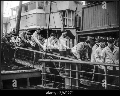 NAZIS POWs WW2 Scharnhorst Battleship naufrage des marins nazis Kreigsmarine les survivants de POWs à Scala Flow, 2 janvier 1944 les bandèrent les survivants DE SCHARNHORST, dans un kit de sauvetage des marins marchands, les forces de sécurité se plièrent en descendant une bande depuis le SS St Ninian sur leur chemin vers l'internement de POW. Date 2 janvier 1944 Banque D'Images