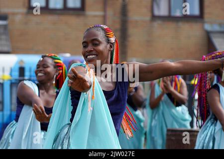 Ingoma Nshya Drummers du Rwanda jouant au Clifton Street Festival 2022 Banque D'Images