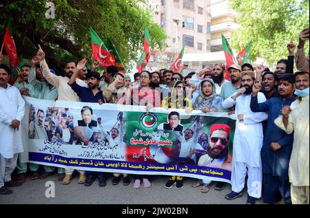 Hyderabad, Pakistan. 02nd septembre 2022. Des militants de Tehreek-e-Insaf (PTI) tiennent une manifestation pour la libération de Haleem Adil Shaikh, chef de l'opposition à l'Assemblée de Sindh au club de presse de Hyderabad vendredi, 02 septembre 2022. Credit: Asianet-Pakistan/Alamy Live News Banque D'Images