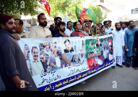 Hyderabad, Pakistan. 02nd septembre 2022. Des militants de Tehreek-e-Insaf (PTI) tiennent une manifestation pour la libération de Haleem Adil Shaikh, chef de l'opposition à l'Assemblée de Sindh au club de presse de Hyderabad vendredi, 02 septembre 2022. Credit: Asianet-Pakistan/Alamy Live News Banque D'Images