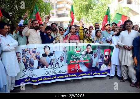 Hyderabad, Pakistan. 02nd septembre 2022. Des militants de Tehreek-e-Insaf (PTI) tiennent une manifestation pour la libération de Haleem Adil Shaikh, chef de l'opposition à l'Assemblée de Sindh au club de presse de Hyderabad vendredi, 02 septembre 2022. Credit: Asianet-Pakistan/Alamy Live News Banque D'Images