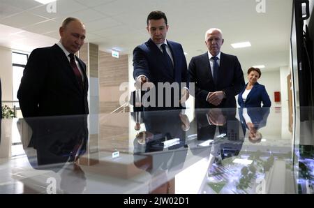 Kaliningrad, Russie. 01st septembre 2022. Le président russe Vladimir Poutine, à gauche, accompagné du gouverneur de la région de Kaliningrad Anton Alikhanov, au centre, et de l'envoyé présidentiel Alexander Gutsan, à droite, visite le complexe éducatif du Musée et du Théâtre, 1 septembre 2022, à Kaliningrad, en Russie. Credit: Gavriil Grigorov/Kremlin Pool/Alamy Live News Banque D'Images