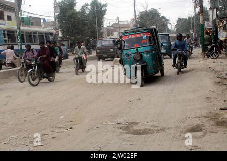 Hyderabad, Pakistan. 02nd septembre 2022. Les navetteurs sont confrontés à des difficultés de transport en raison de l'état de la route de l'épave, montrant la négligence des autorités concernées, situé sur la route Jahangir à Karachi vendredi, 02 septembre 2022. Credit: Asianet-Pakistan/Alamy Live News Banque D'Images