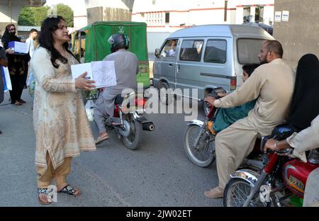 Hyderabad, Pakistan. 02nd septembre 2022. Des membres de la communauté transgenre collectent des dons pour les personnes touchées par les inondations, vendredi, sur la route Shershah Suri à Peshawar, en 02 septembre 2022. Credit: Asianet-Pakistan/Alamy Live News Banque D'Images