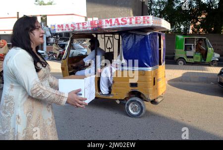 Hyderabad, Pakistan. 02nd septembre 2022. Des membres de la communauté transgenre collectent des dons pour les personnes touchées par les inondations, vendredi, sur la route Shershah Suri à Peshawar, en 02 septembre 2022. Credit: Asianet-Pakistan/Alamy Live News Banque D'Images