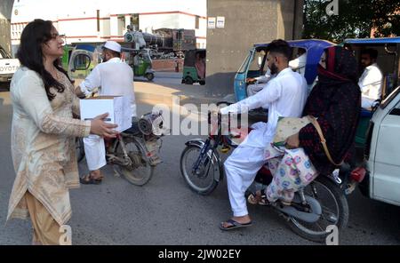 Hyderabad, Pakistan. 02nd septembre 2022. Des membres de la communauté transgenre collectent des dons pour les personnes touchées par les inondations, vendredi, sur la route Shershah Suri à Peshawar, en 02 septembre 2022. Credit: Asianet-Pakistan/Alamy Live News Banque D'Images