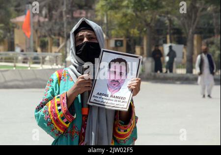 Hyderabad, Pakistan. 02nd septembre 2022. Les parents des personnes disparues sont sur la voie de la rue car ils tiennent une manifestation de protestation pour le rétablissement de leur être cher, à l'Assemblée provinciale de Chowk à Quetta, vendredi, 02 septembre 2022. Credit: Asianet-Pakistan/Alamy Live News Banque D'Images