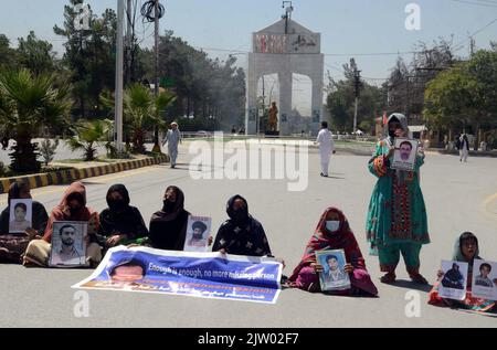 Hyderabad, Pakistan. 02nd septembre 2022. Les parents des personnes disparues sont sur la voie de la rue car ils tiennent une manifestation de protestation pour le rétablissement de leur être cher, à l'Assemblée provinciale de Chowk à Quetta, vendredi, 02 septembre 2022. Credit: Asianet-Pakistan/Alamy Live News Banque D'Images