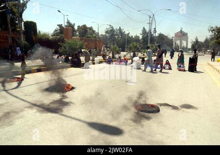 Hyderabad, Pakistan. 02nd septembre 2022. Les parents des personnes disparues brûlent des pneus et bloquent la route, alors qu'ils tiennent une manifestation de protestation pour la récupération de leur être cher, à l'Assemblée provinciale de Chowk à Quetta, vendredi, 02 septembre 2022. Credit: Asianet-Pakistan/Alamy Live News Banque D'Images