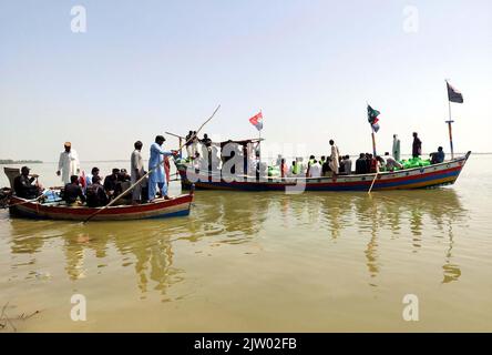 Hyderabad, Pakistan. 02nd septembre 2022. Les agents de police transportent des secours car ils vont distribuer des secours aux personnes touchées par les inondations en utilisant des bateaux en raison des inondations causées par un fort déluge de la saison de la mousson, à Soukkur vendredi, au 02 septembre 2022. Credit: Asianet-Pakistan/Alamy Live News Banque D'Images