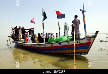 Hyderabad, Pakistan. 02nd septembre 2022. Les agents de police transportent des secours car ils vont distribuer des secours aux personnes touchées par les inondations en utilisant des bateaux en raison des inondations causées par un fort déluge de la saison de la mousson, à Soukkur vendredi, au 02 septembre 2022. Credit: Asianet-Pakistan/Alamy Live News Banque D'Images