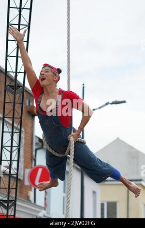 Acrobates de No Fit State Circus au Clifton Street Festival, 2022 Banque D'Images