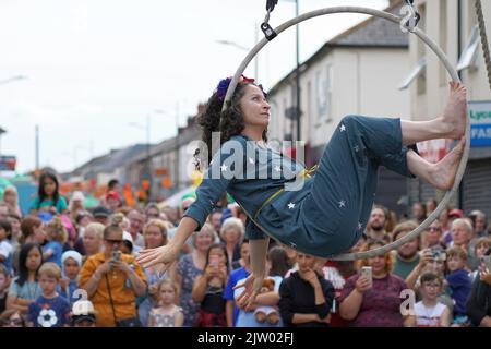 Acrobates de No Fit State Circus au Clifton Street Festival, 2022 Banque D'Images