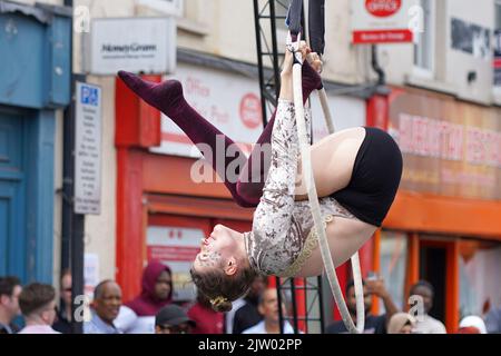 Acrobates de No Fit State Circus au Clifton Street Festival, 2022 Banque D'Images