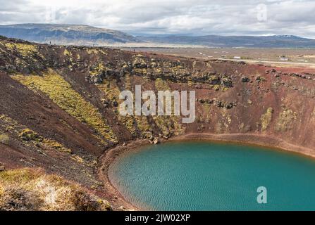 Vue sur le lac Kerid Crater depuis son bord. Grimsnes, Islande. Banque D'Images