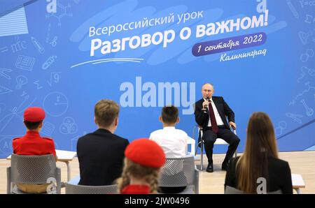 Kaliningrad, Russie. 01st septembre 2022. Le président russe Vladimir Poutine tient une leçon ouverte avec les gagnants des concours d'étudiants culturels, scientifiques et sportifs au complexe éducatif du Musée et du Théâtre, à 1 septembre 2022, à Kaliningrad, en Russie. Credit: Gavriil Grigorov/Kremlin Pool/Alamy Live News Banque D'Images