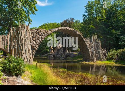 Rakotzbrücke (pont du diable), Azalea et Parc Rhododendron Kromlau, Allemagne Banque D'Images