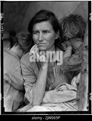 Mère immigrée par Dorothea Lange. Mars 1936. Cueilleurs de pois sans ressources en Californie. Mère de sept enfants. Trente-deux ans. Nipomo, Californie. Banque D'Images