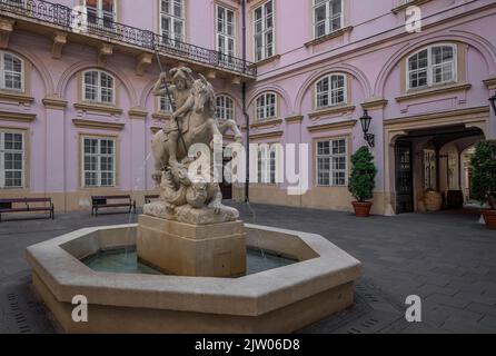 Fontaine de Saint-Georges et le Dragon à la Cour du Palais de Primate (du milieu du 17th siècle) - Bratislava, Slovaquie Banque D'Images